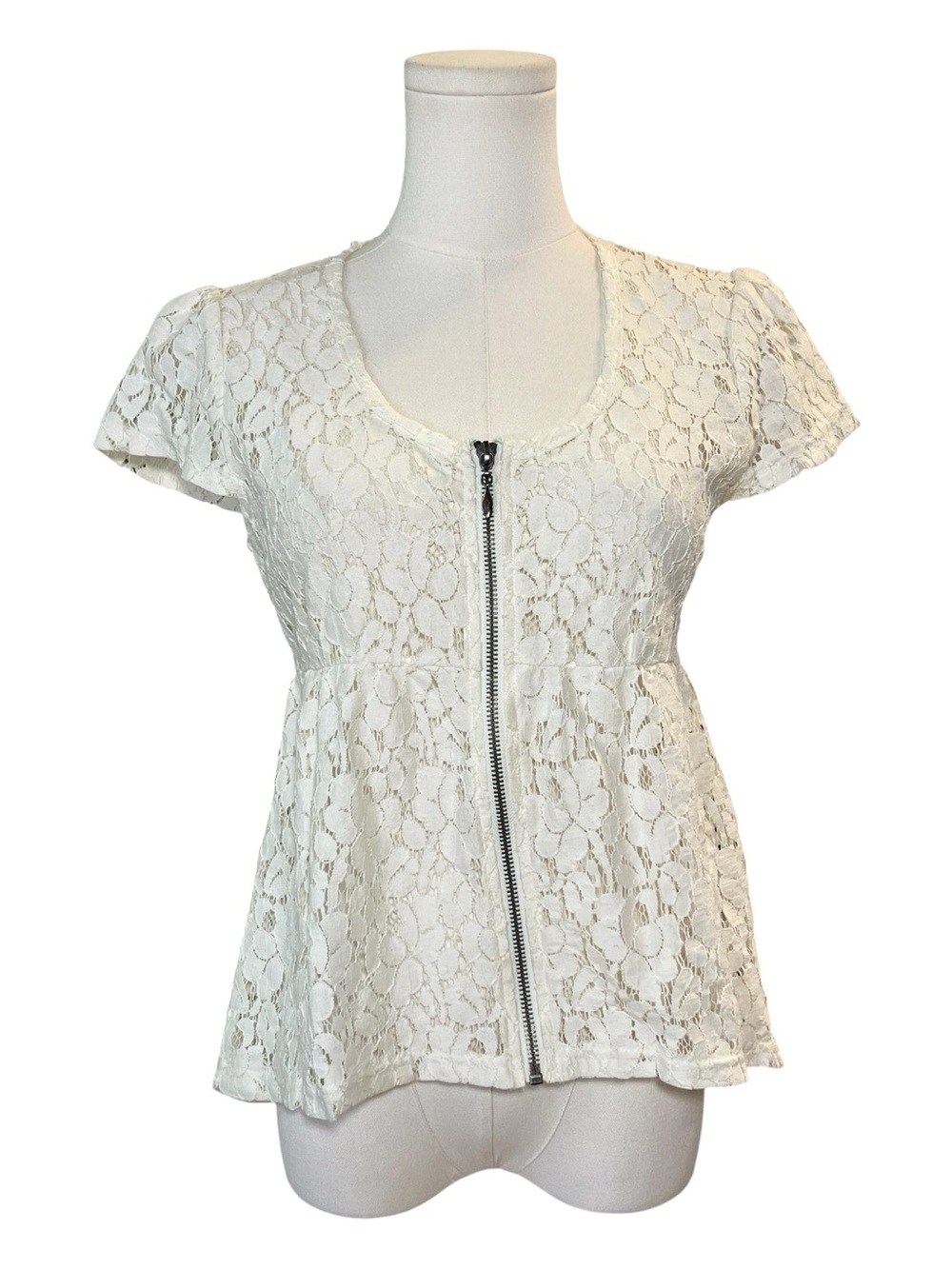 NWOT Mystree off-white lace zip front blouse | size S